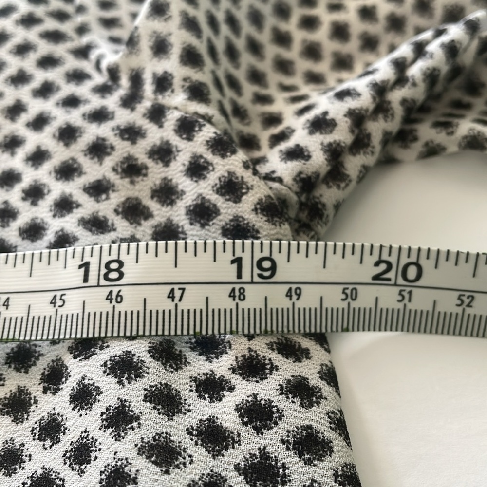 H&M blouse size 2 black & white print V neck button down long sleeve w/ elastic - Picture 9 of 11